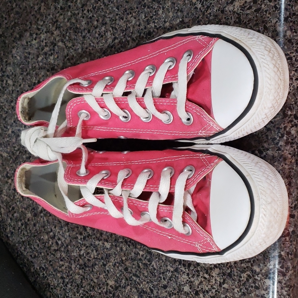 Converse all star women's size 7 pink low top good condition no tears clean